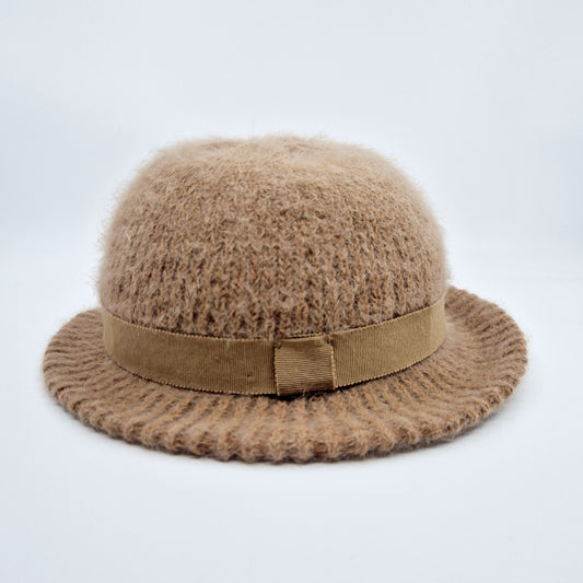 Einzigartiger und nachhaltiger Vintage Hut in beige. Unique and sustainable vintage hat in beige. Side.