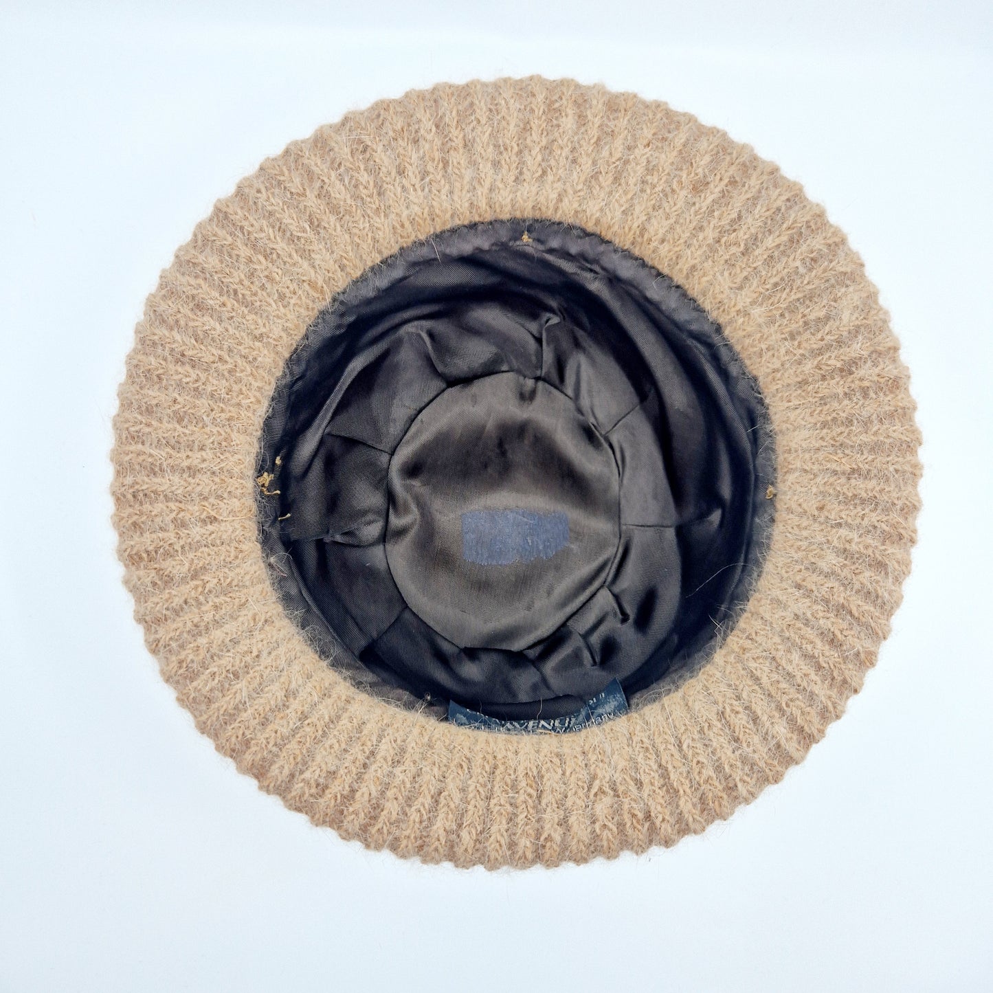 Einzigartiger und nachhaltiger Vintage Hut in beige. Unique and sustainable vintage hat in beige. Below.