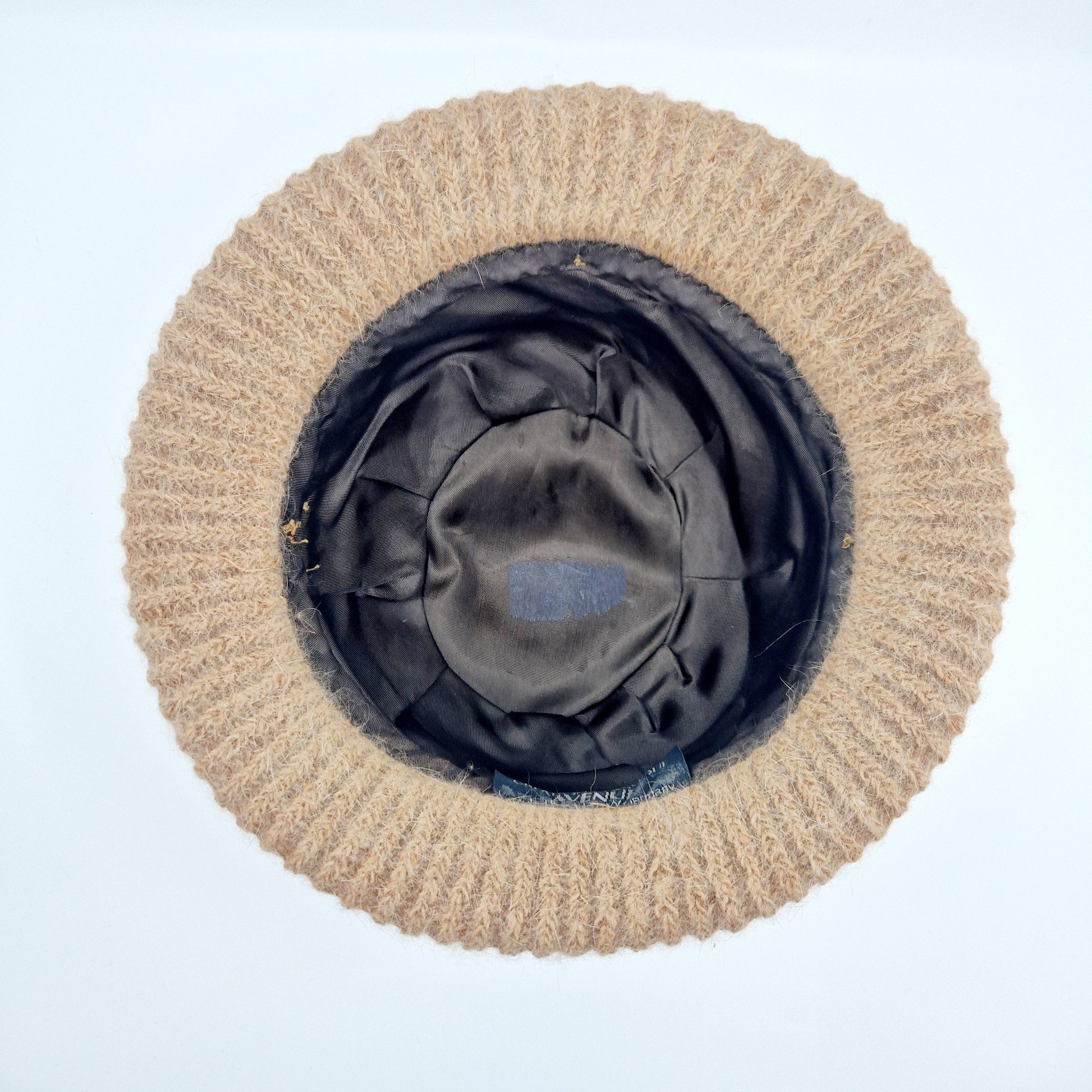 Einzigartiger und nachhaltiger Vintage Hut in beige. Unique and sustainable vintage hat in beige. Below.