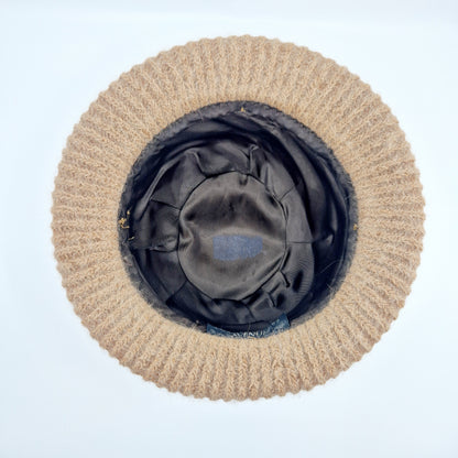 Einzigartiger und nachhaltiger Vintage Hut in beige. Unique and sustainable vintage hat in beige. Below.