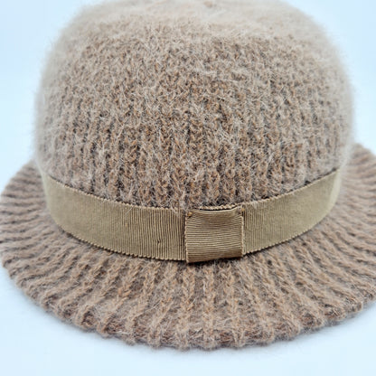 Einzigartiger und nachhaltiger Vintage Hut in beige. Unique and sustainable vintage hat in beige. Close-up.