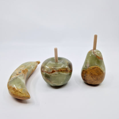 Einzigartiges und nachhaltiges Set von drei Früchten aus Stein. Unique and sustainable vintage set of 3 fruit made of stone. Front.