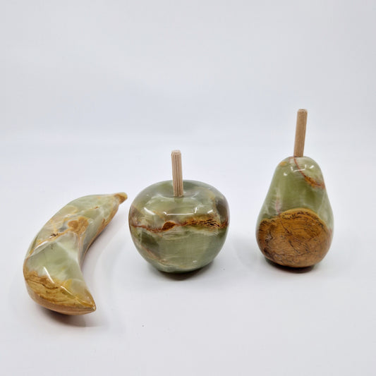 Einzigartiges und nachhaltiges Set von drei Früchten aus Stein. Unique and sustainable vintage set of 3 fruit made of stone. Front.