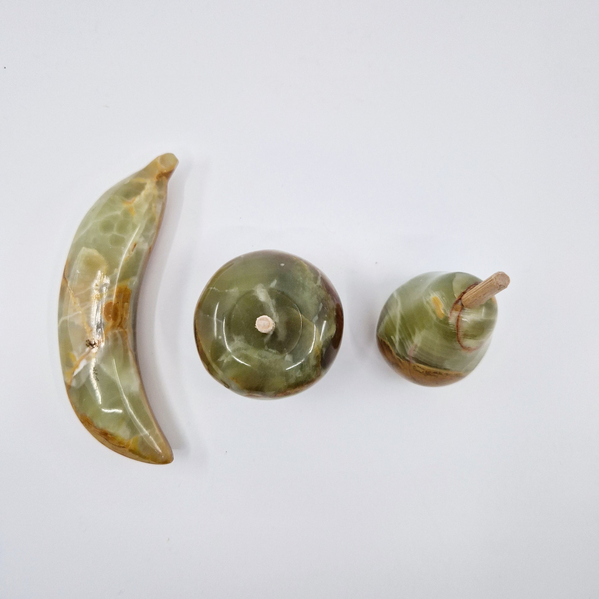 Einzigartiges und nachhaltiges Set von drei Früchten aus Stein. Unique and sustainable vintage set of 3 fruit made of stone. Above.