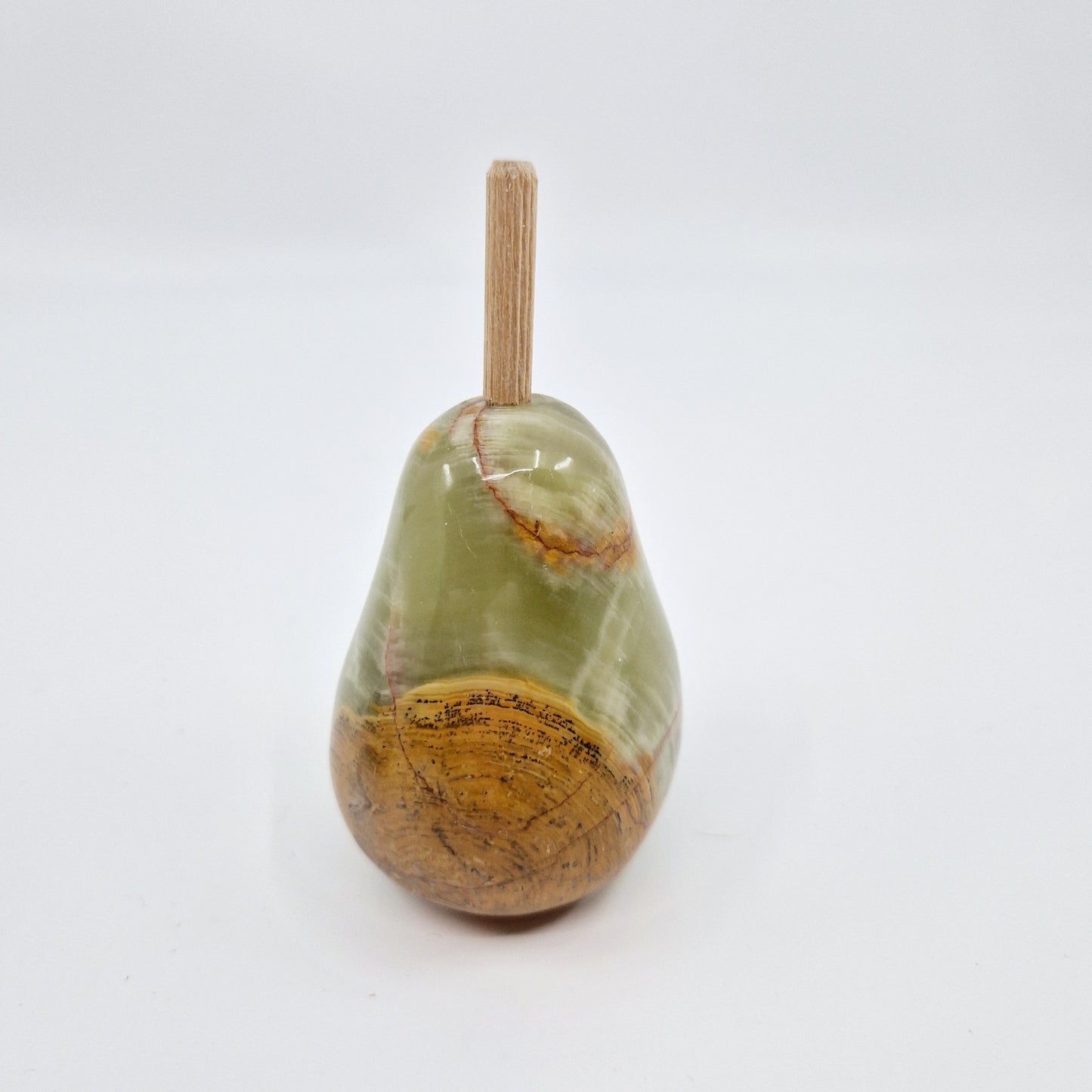 Einzigartiges und nachhaltiges Set von drei Früchten aus Stein. Unique and sustainable vintage set of 3 fruit made of stone. Pear.