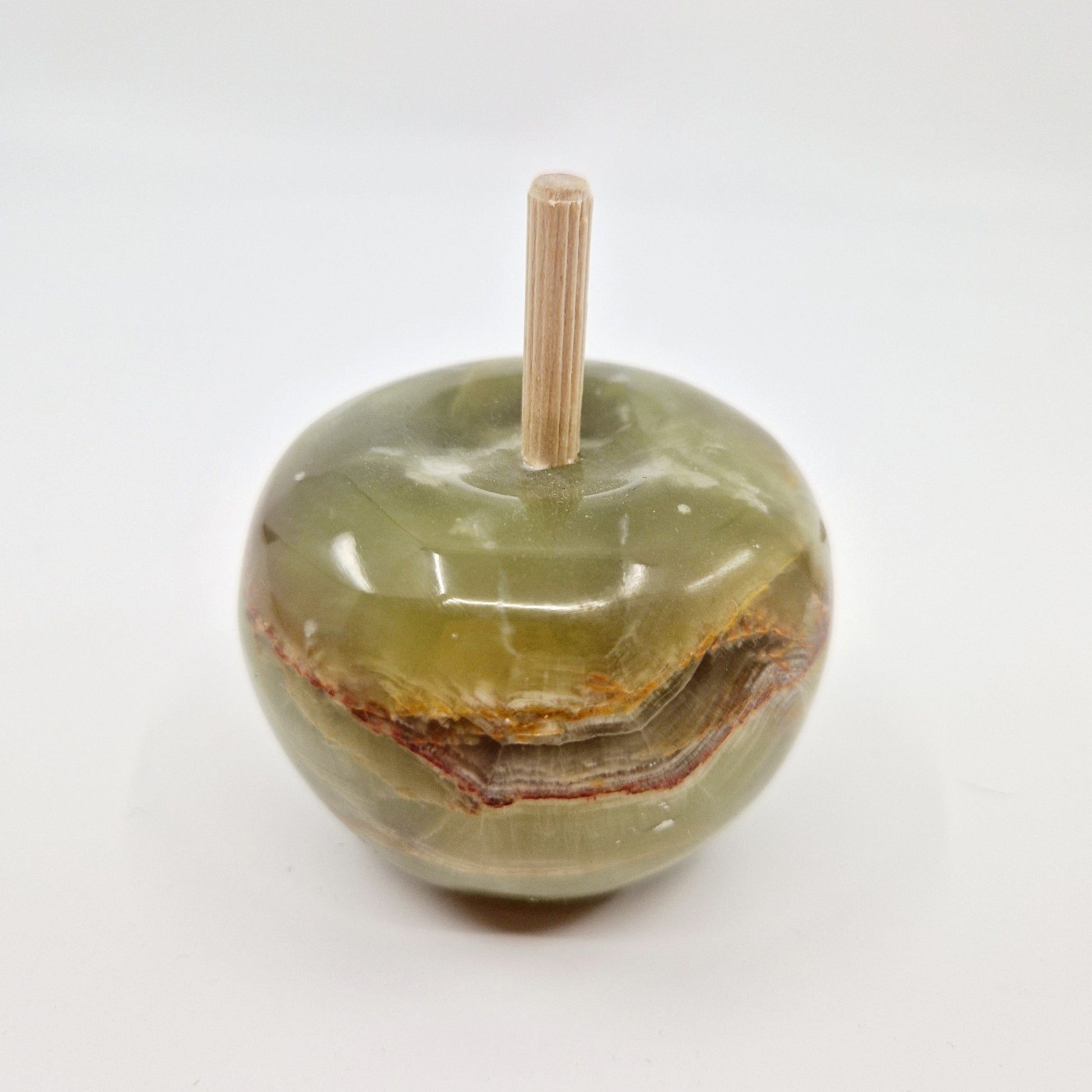 Einzigartiges und nachhaltiges Set von drei Früchten aus Stein. Unique and sustainable vintage set of 3 fruit made of stone. Apple.
