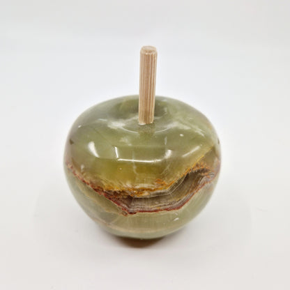 Einzigartiges und nachhaltiges Set von drei Früchten aus Stein. Unique and sustainable vintage set of 3 fruit made of stone. Apple.