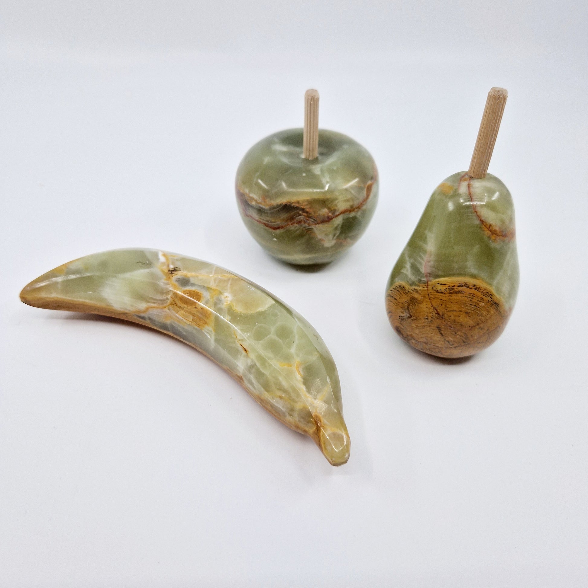 Einzigartiges und nachhaltiges Set von drei Früchten aus Stein. Unique and sustainable vintage set of 3 fruit made of stone. Front 2.