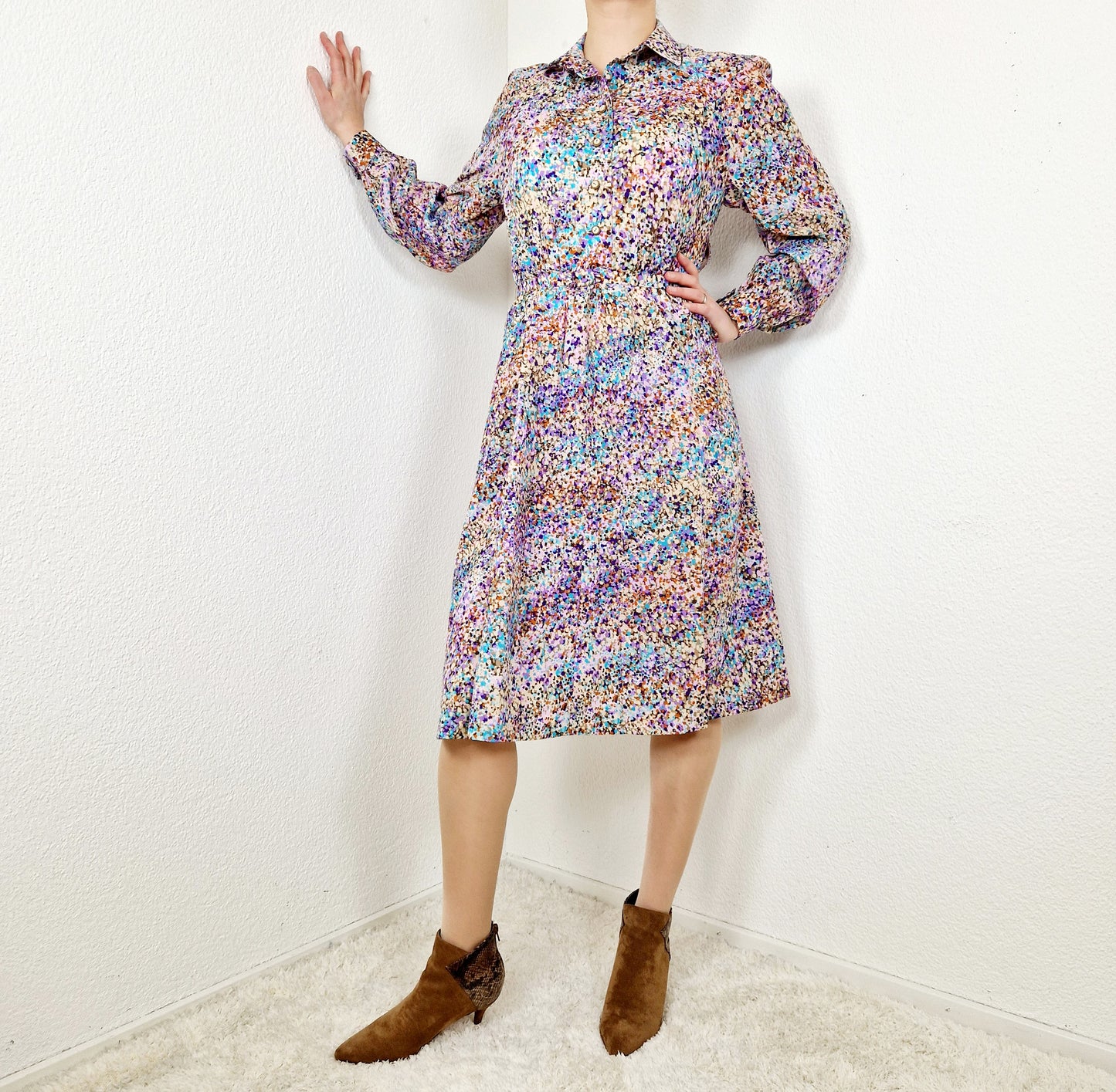 Einzigartiges und nachhaltiges Vintage Kleid in lila mit Punkten. Unique and sustainable vintage dress in purple with polka dots. Model.