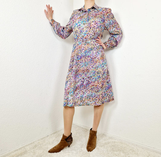 Einzigartiges und nachhaltiges Vintage Kleid in lila mit Punkten. Unique and sustainable vintage dress in purple with polka dots. Model.