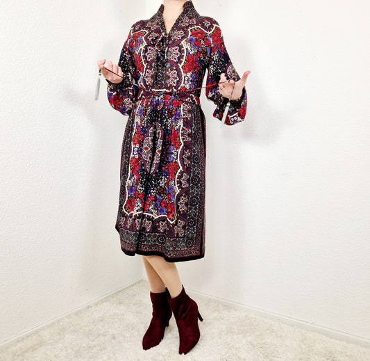 Einzigartiges und nachhaltiges Vintage Kleid mit Blumen und Gürtel. Unique and sustainable vintage dress with flowers and belt. Model.