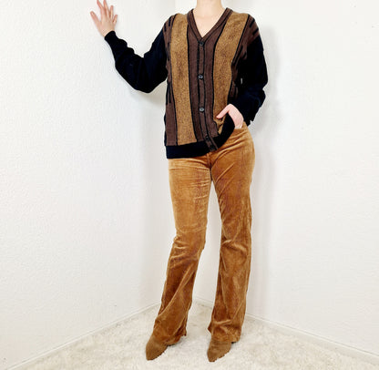 Einzigartiger und nachhaltiger Vintage Cardigan in schwarz-braun. Unique and sustainable vintage cardigan in black-brown. Model.