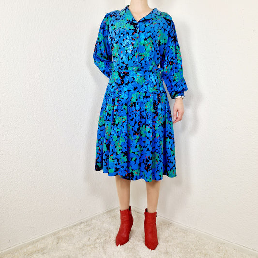 Einzigartiges und nachhaltiges Vintage Kleid in blau-grün-rot mit Blättern. Unique and sustainable vintage dress in blue-green-red with leaves. Model.