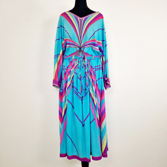 Einzigartiges und nachhaltiges Vintage Kleid in türkis mit Streifen. Unique and sustainable vintage dress in turquoise with stripes. Front.