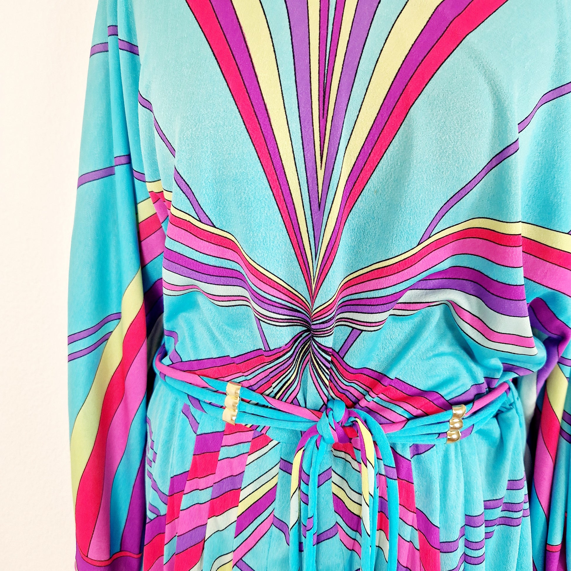 Einzigartiges und nachhaltiges Vintage Kleid in türkis mit Streifen. Unique and sustainable vintage dress in turquoise with stripes. Close-up.