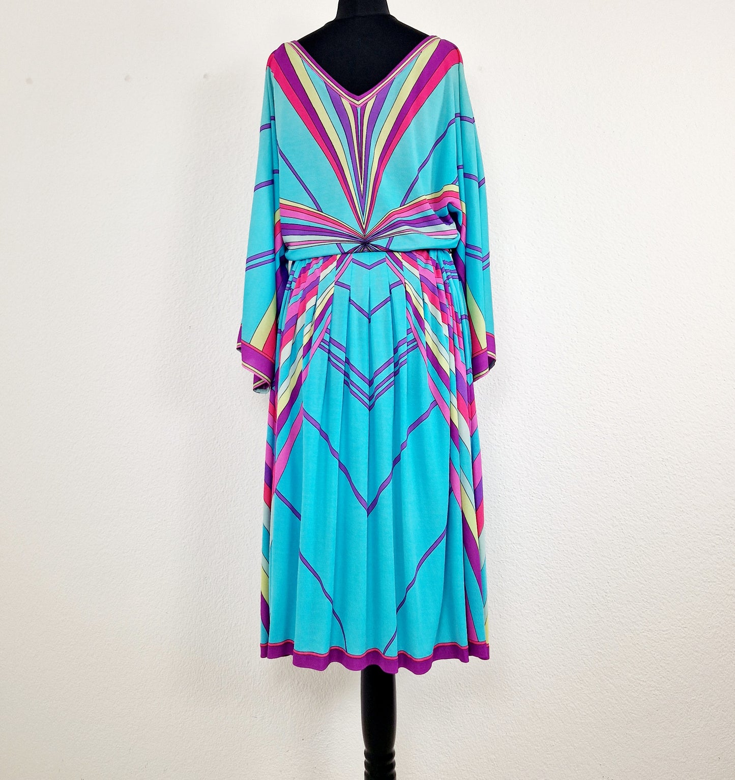 Einzigartiges und nachhaltiges Vintage Kleid in türkis mit Streifen. Unique and sustainable vintage dress in turquoise with stripes. Back.
