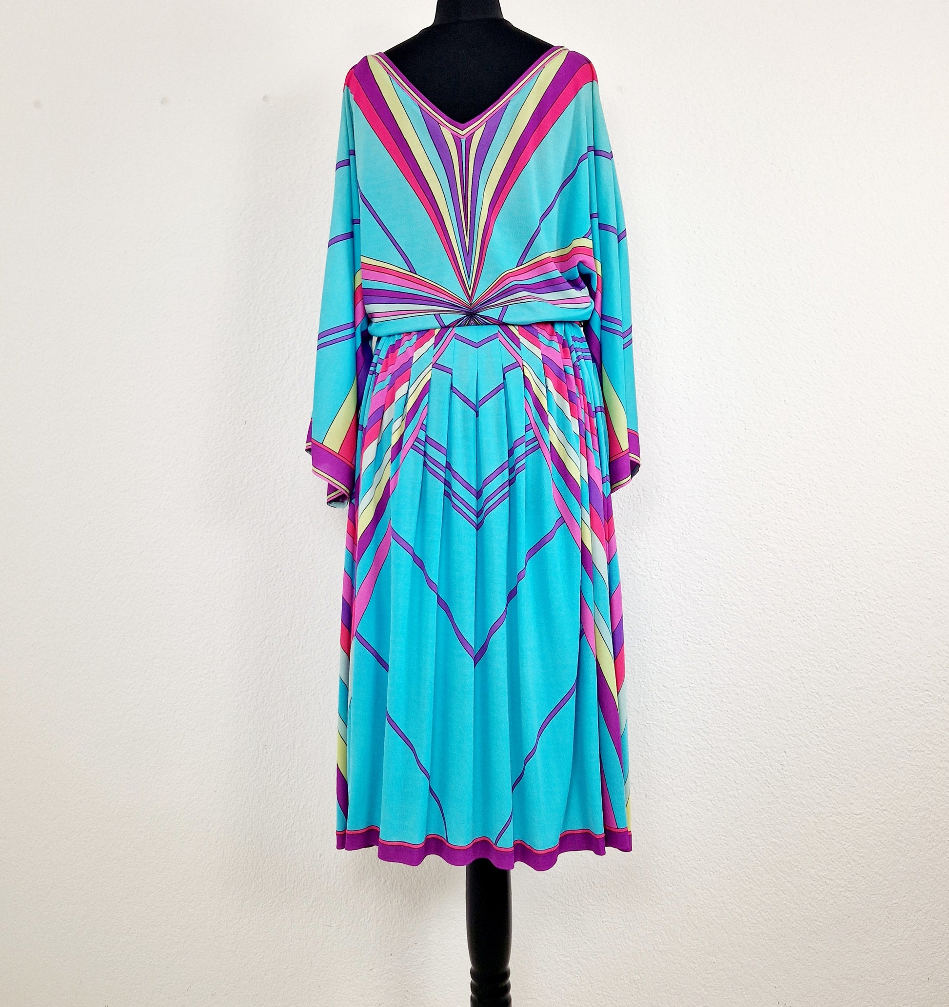 Einzigartiges und nachhaltiges Vintage Kleid in türkis mit Streifen. Unique and sustainable vintage dress in turquoise with stripes. Back.
