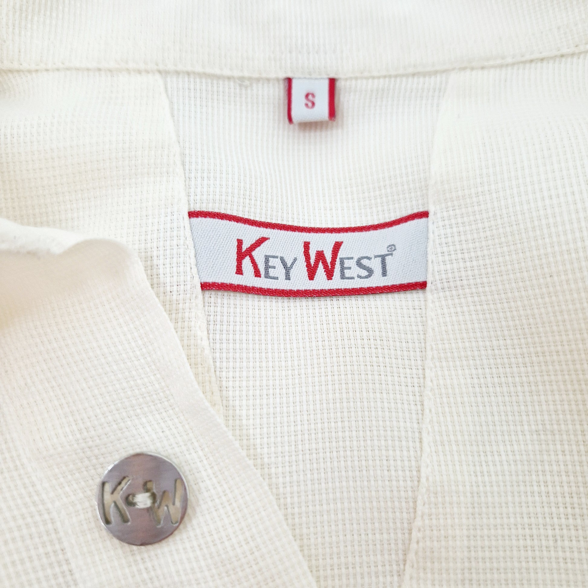 Einzigartiges und nachhaltiges Vintage Hemd in eierschale. Unique and sustainable vintage button-down in off-white. Tag.