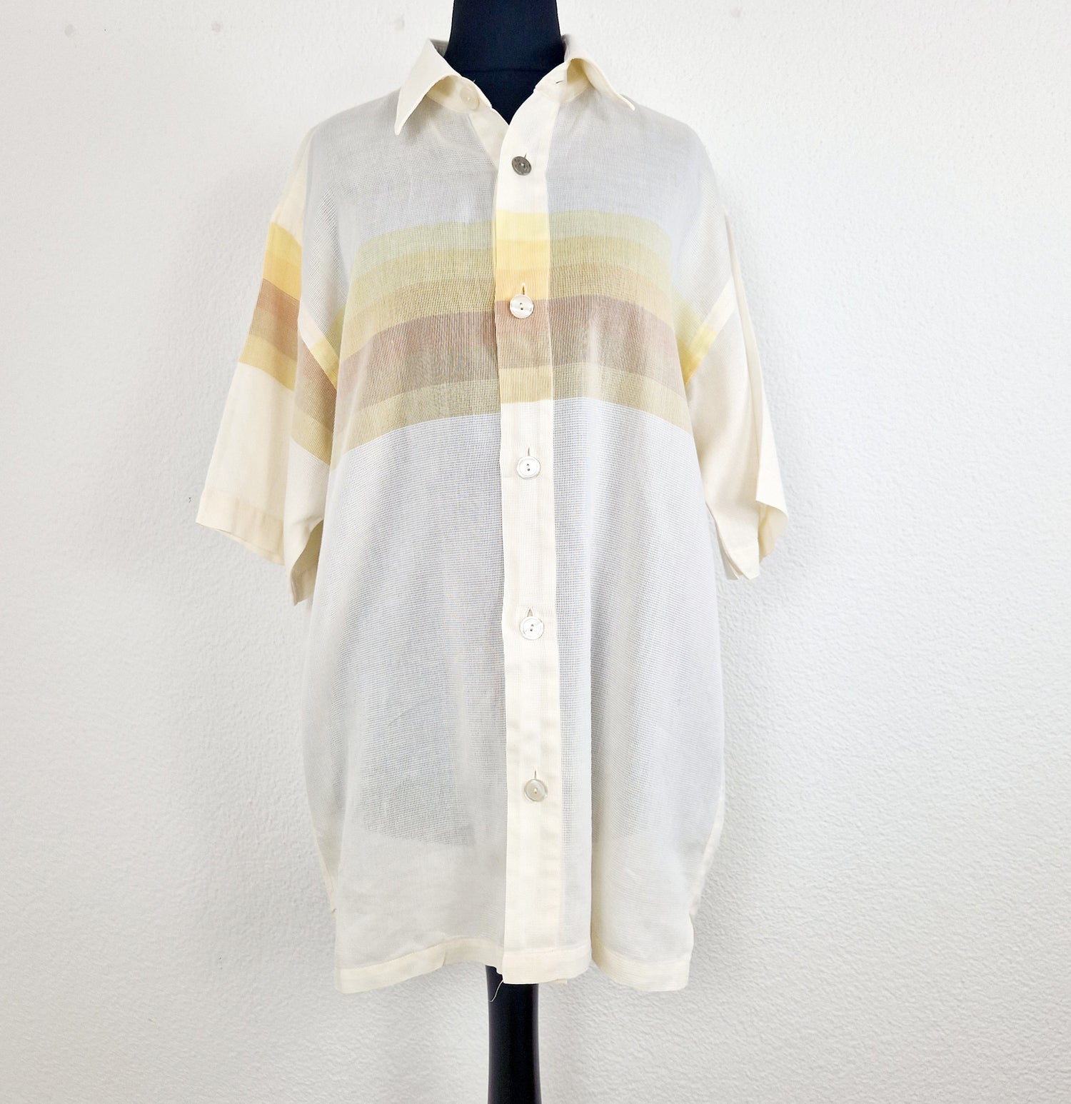 Einzigartiges und nachhaltiges Vintage Hemd in eierschale. Unique and sustainable vintage button-down in off-white. Front.