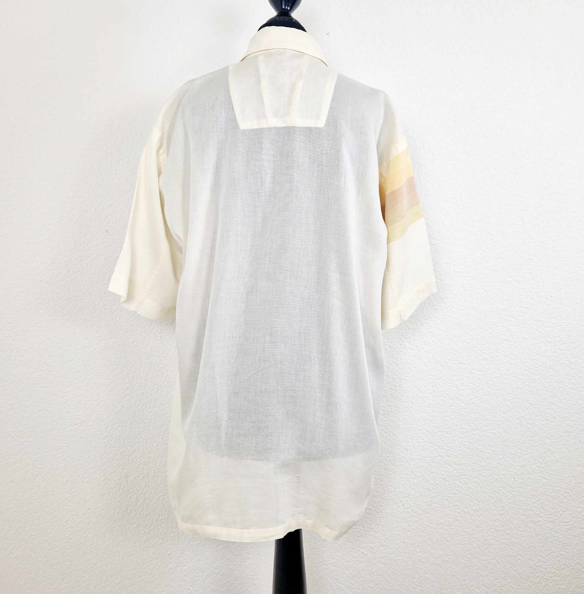 Einzigartiges und nachhaltiges Vintage Hemd in eierschale. Unique and sustainable vintage button-down in off-white. Back.
