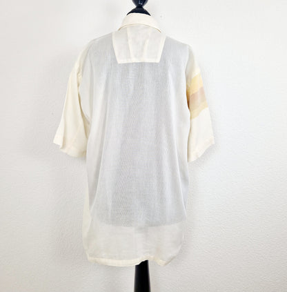 Einzigartiges und nachhaltiges Vintage Hemd in eierschale. Unique and sustainable vintage button-down in off-white. Back.