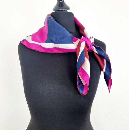 Einzigartiges und nachhaltiges Vintage Tuch in pink. Unique and sustainable vintage scarf in pink. Front 2.