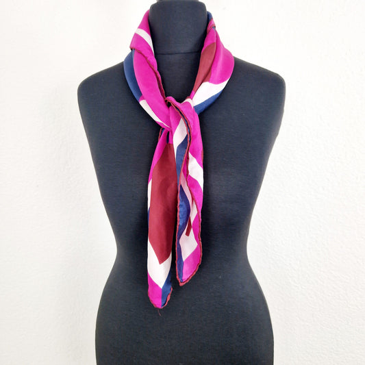 Einzigartiges und nachhaltiges Vintage Tuch in pink. Unique and sustainable vintage scarf in pink. Front.