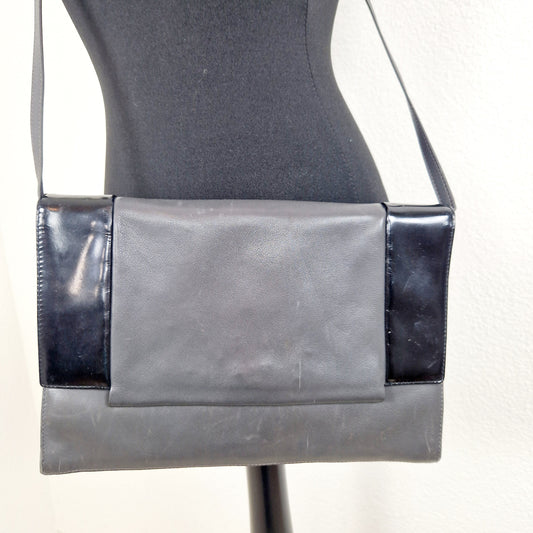 Einzigartige und nachhaltige Vintage Umhängetasche in grau. Unique and sustainable vintage cross-body bad in grey. Model 2.