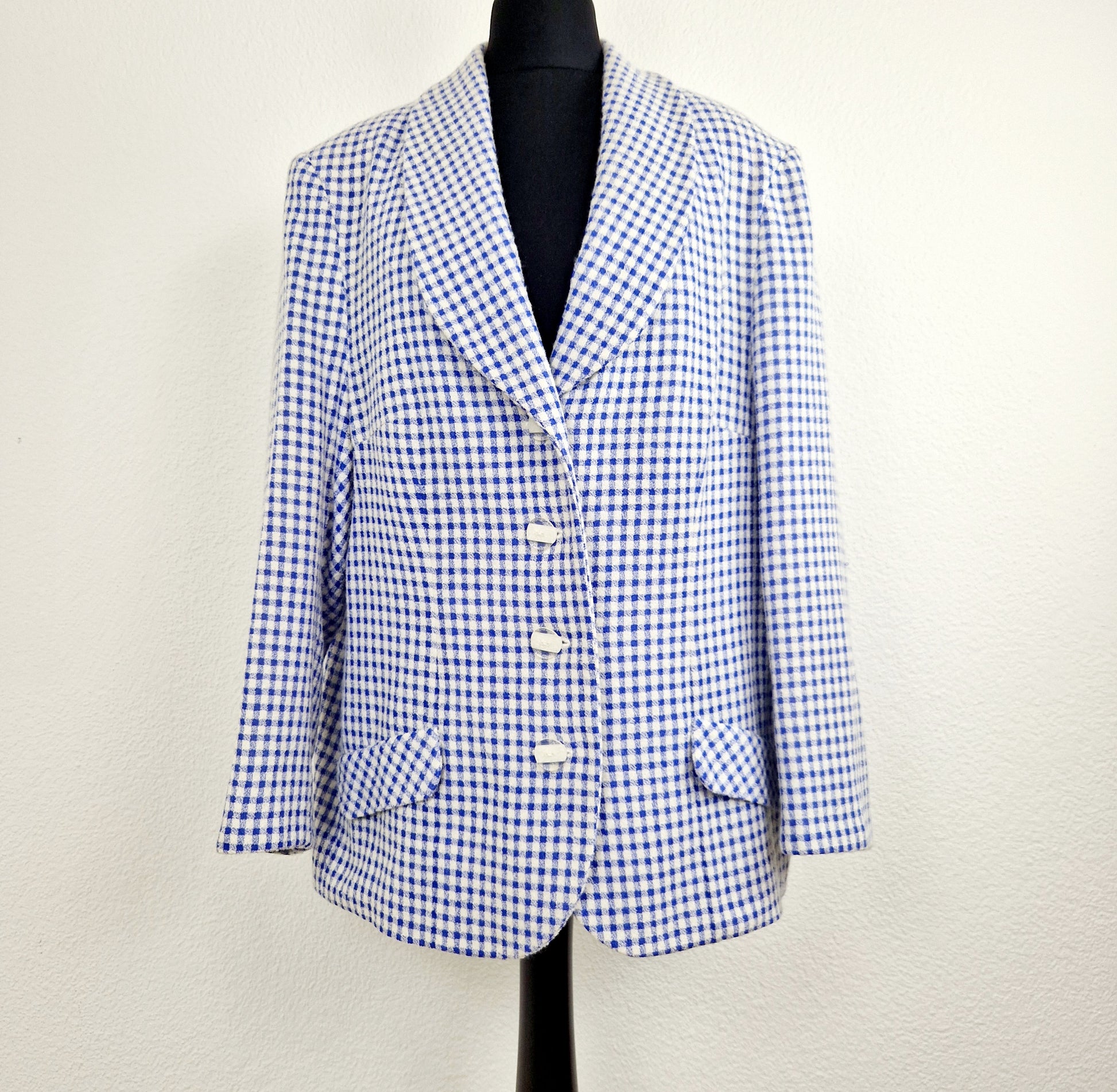 Einzigartiger und nachhaltiger Vintage Blazer in hellblau kariert. Unique and sustainable vintage blazer in light blue and checked. Front.