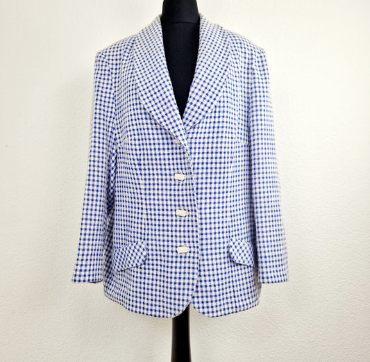 Einzigartiger und nachhaltiger Vintage Blazer in hellblau kariert. Unique and sustainable vintage blazer in light blue and checked. Front.