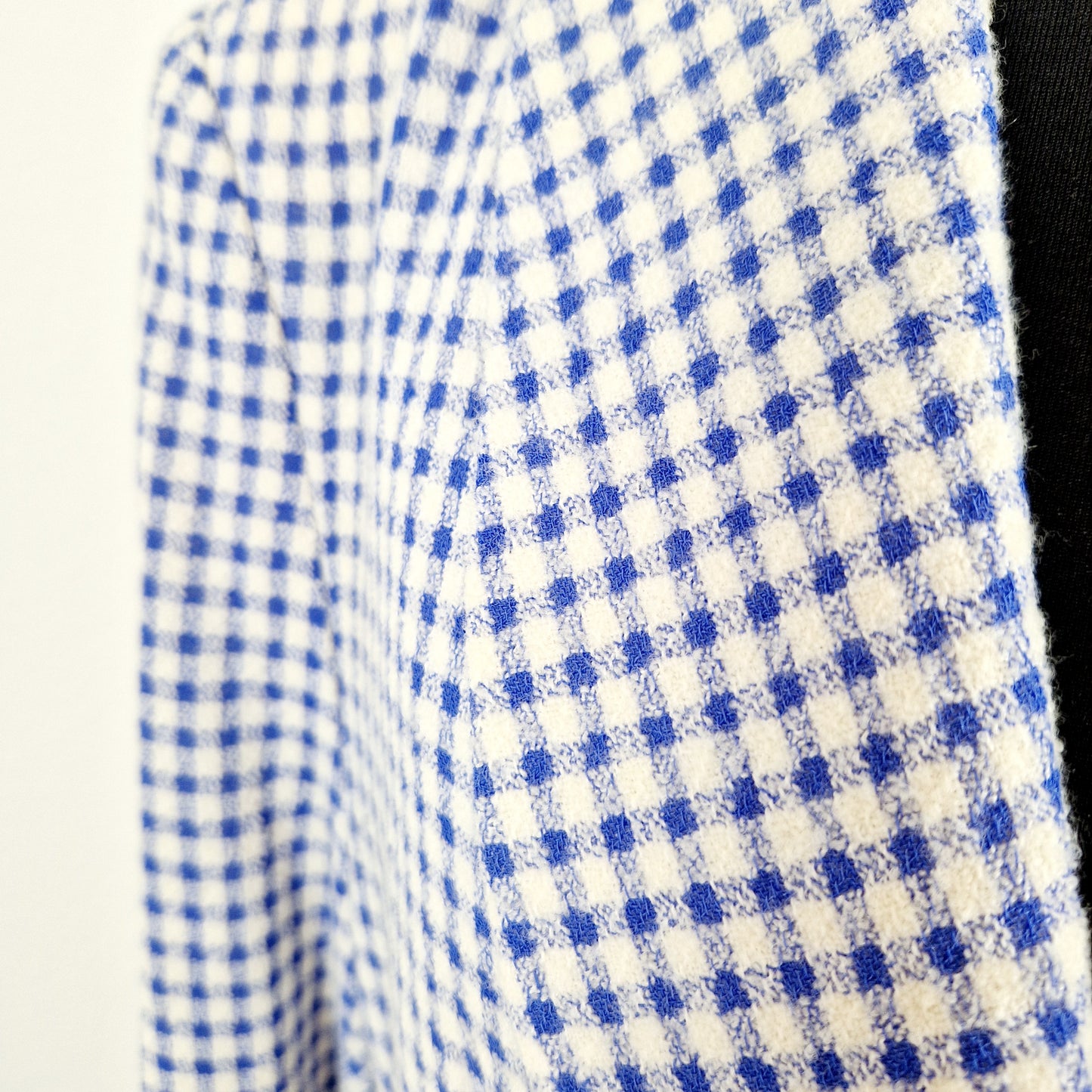 Einzigartiger und nachhaltiger Vintage Blazer in hellblau kariert. Unique and sustainable vintage blazer in light blue and checked. Close-up.