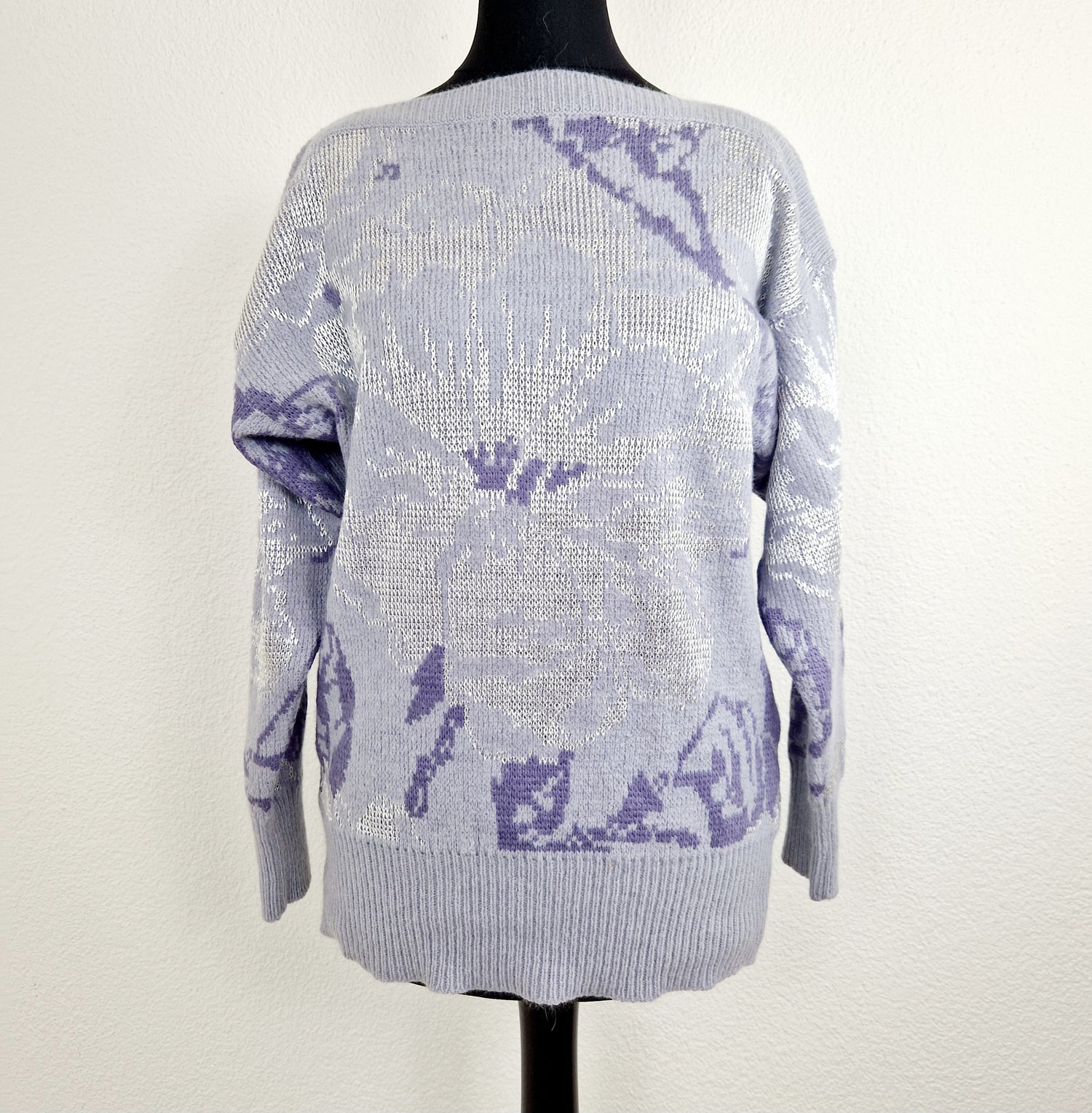Einzigartiger und nachhaltiger Vintage Pullover in hellblau-silber. Unique and sustainable vintage pullover in light blue-silver. Front.