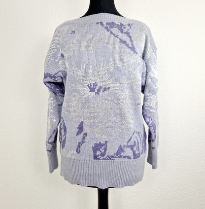 Einzigartiger und nachhaltiger Vintage Pullover in hellblau-silber. Unique and sustainable vintage pullover in light blue-silver. Front.