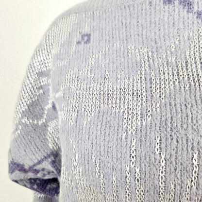 Einzigartiger und nachhaltiger Vintage Pullover in hellblau-silber. Unique and sustainable vintage pullover in light blue-silver. Close-up.