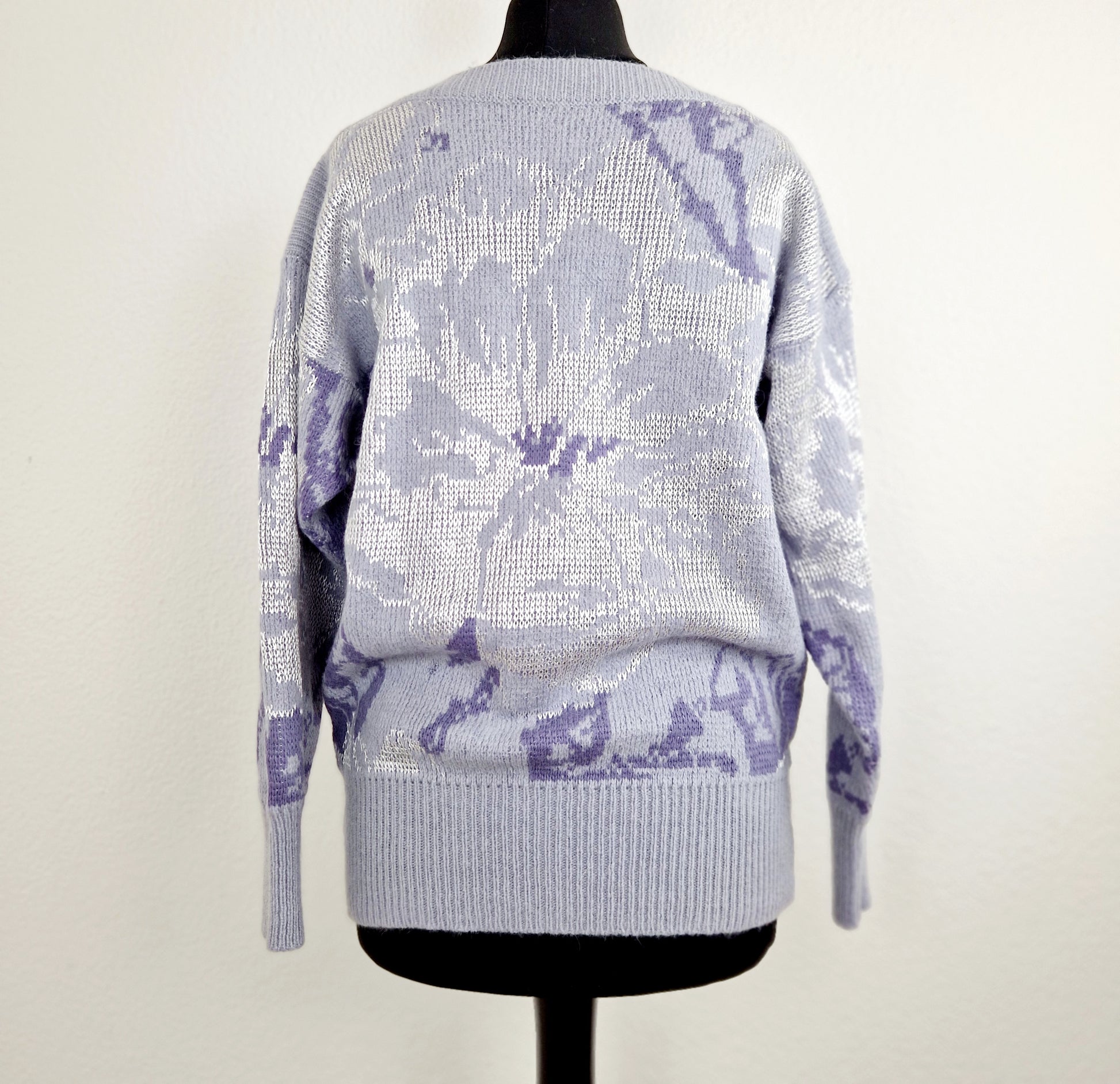 Einzigartiger und nachhaltiger Vintage Pullover in hellblau-silber. Unique and sustainable vintage pullover in light blue-silver. Back.