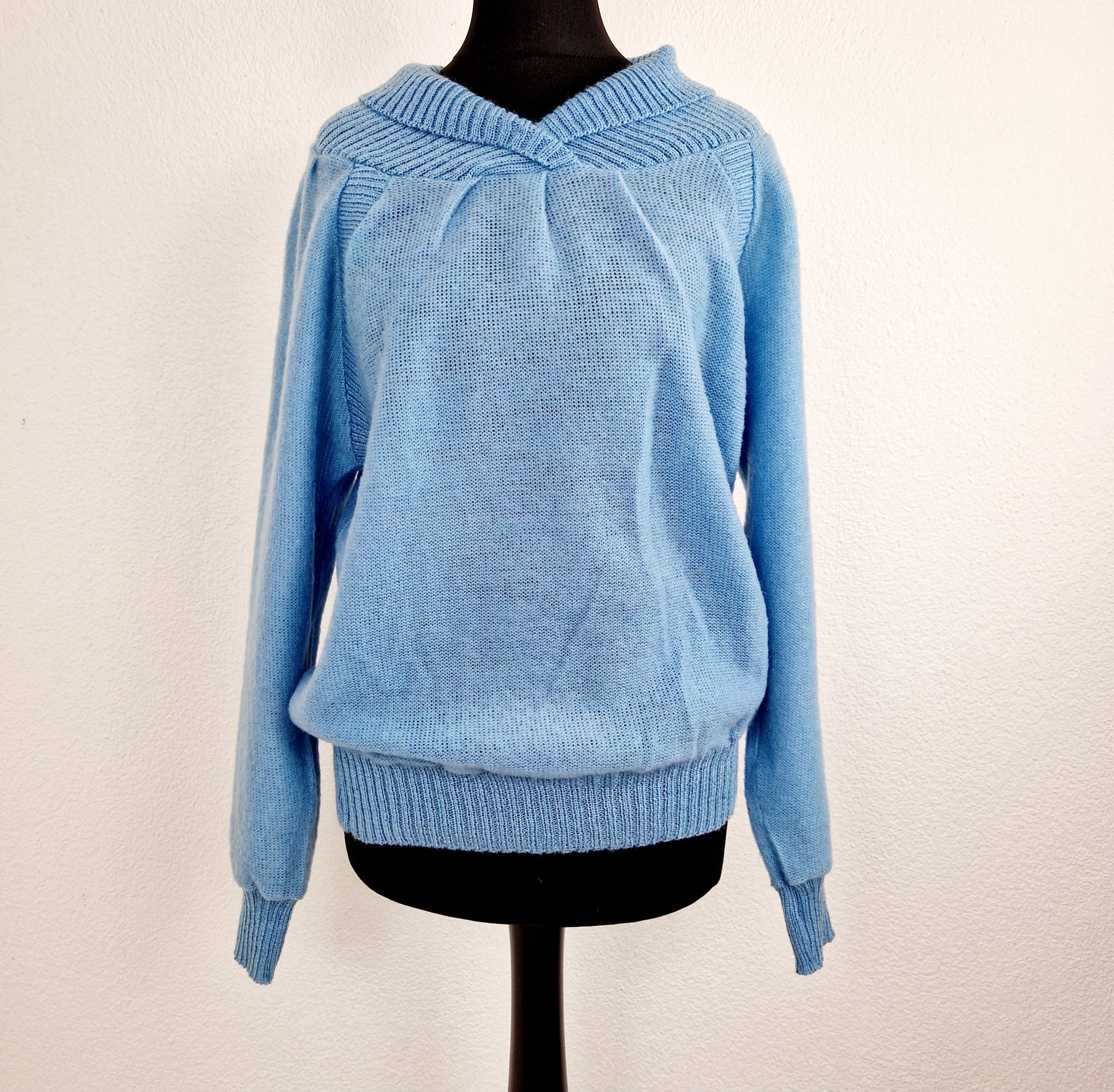Einzigartiger und nachhaltiger Vintage Pullover in hellblau mit Kragen. Unique and sustainable vintage pullover in light blue with collar. Front. 