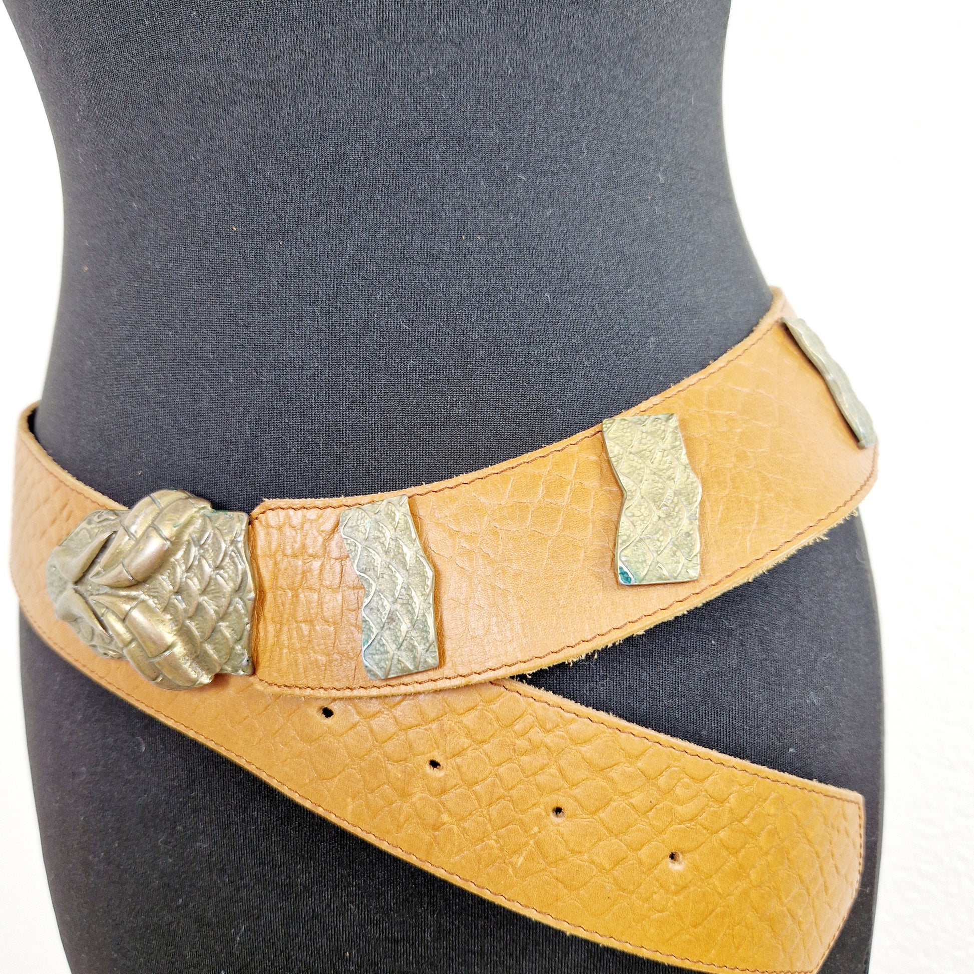 Einzigartiger und nachhaltiger Vintage Gürtel mit Schlange. Unique and sustainable vintage belt with snake. Close-up.