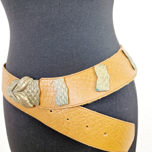 Einzigartiger und nachhaltiger Vintage Gürtel mit Schlange. Unique and sustainable vintage belt with snake. Close-up.