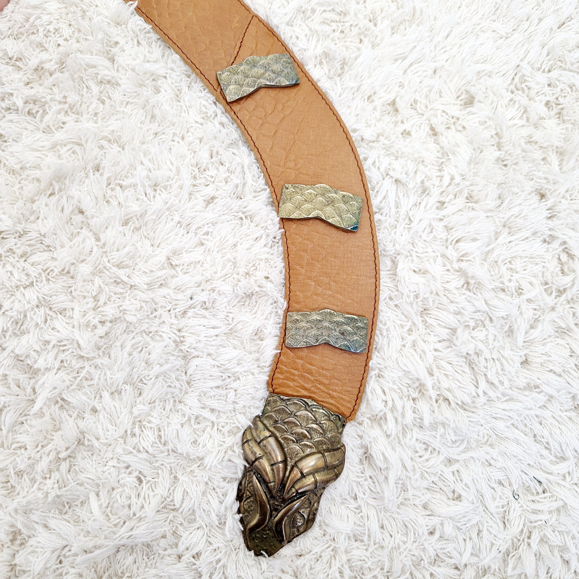 Einzigartiger und nachhaltiger Vintage Gürtel mit Schlange. Unique and sustainable vintage belt with snake. Close-up 2.