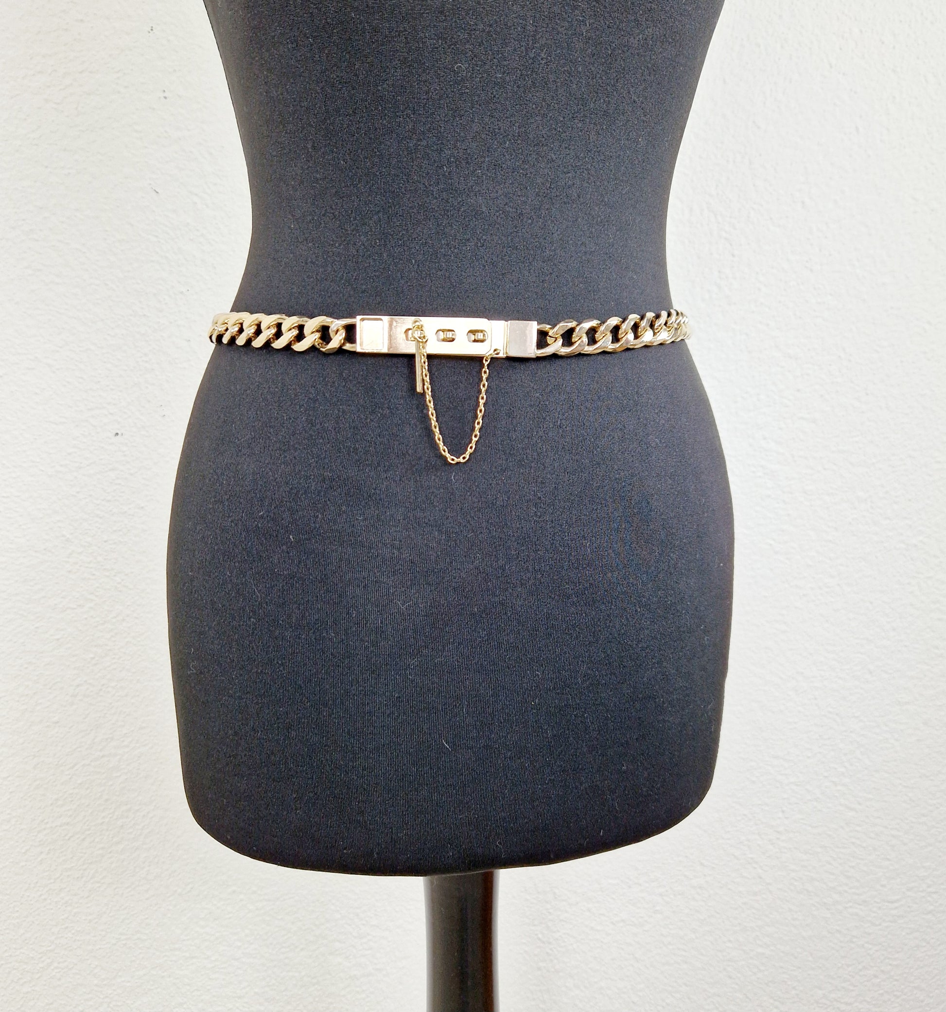 Einzigartiger und nachhaltiger Vintage Kettengürtel. Unique and sustainable vintage chain belt. Front.