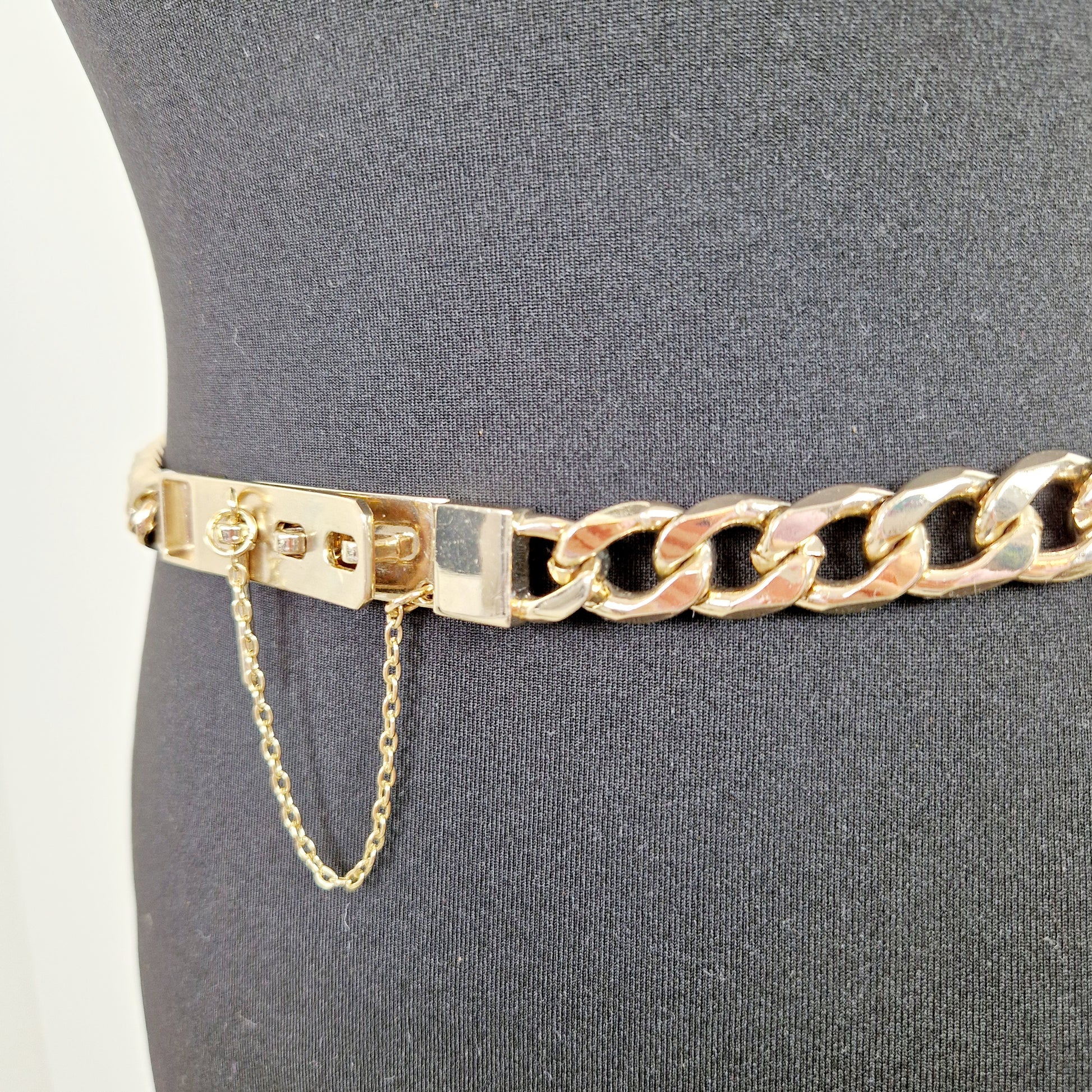 Einzigartiger und nachhaltiger Vintage Kettengürtel. Unique and sustainable vintage chain belt. Close-up.
