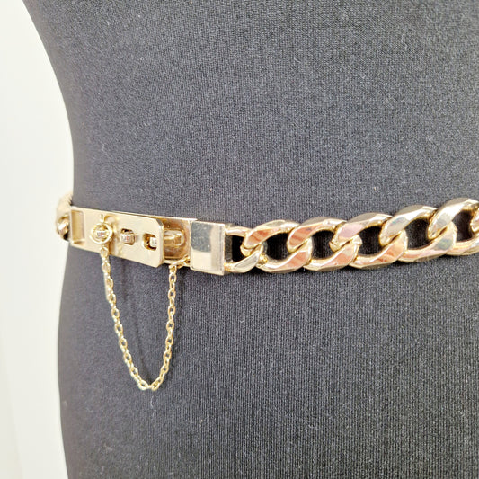 Einzigartiger und nachhaltiger Vintage Kettengürtel. Unique and sustainable vintage chain belt. Close-up.