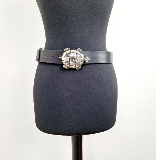 Einzigartiger und nachhaltiger Vintage Gürtel mit Schildkröte. Unique and sustainable vintage belt with turtle. Front.