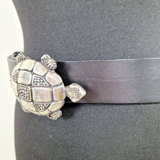 Einzigartiger und nachhaltiger Vintage Gürtel mit Schildkröte. Unique and sustainable vintage belt with turtle. Close-up.