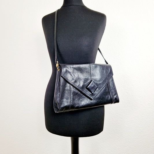 Einzigartige und nachhaltige Vintage Umhängetasche in schwarz. Unique and sustainable vintage cross-body bag in black. Model.