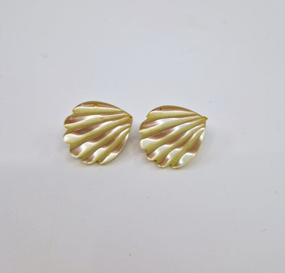 Einzigartige und nachhaltige Vintage Ohrringe, Muscheln. Unique and sustainable vintage earrings, shells. Front.