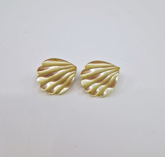 Einzigartige und nachhaltige Vintage Ohrringe, Muscheln. Unique and sustainable vintage earrings, shells. Front.