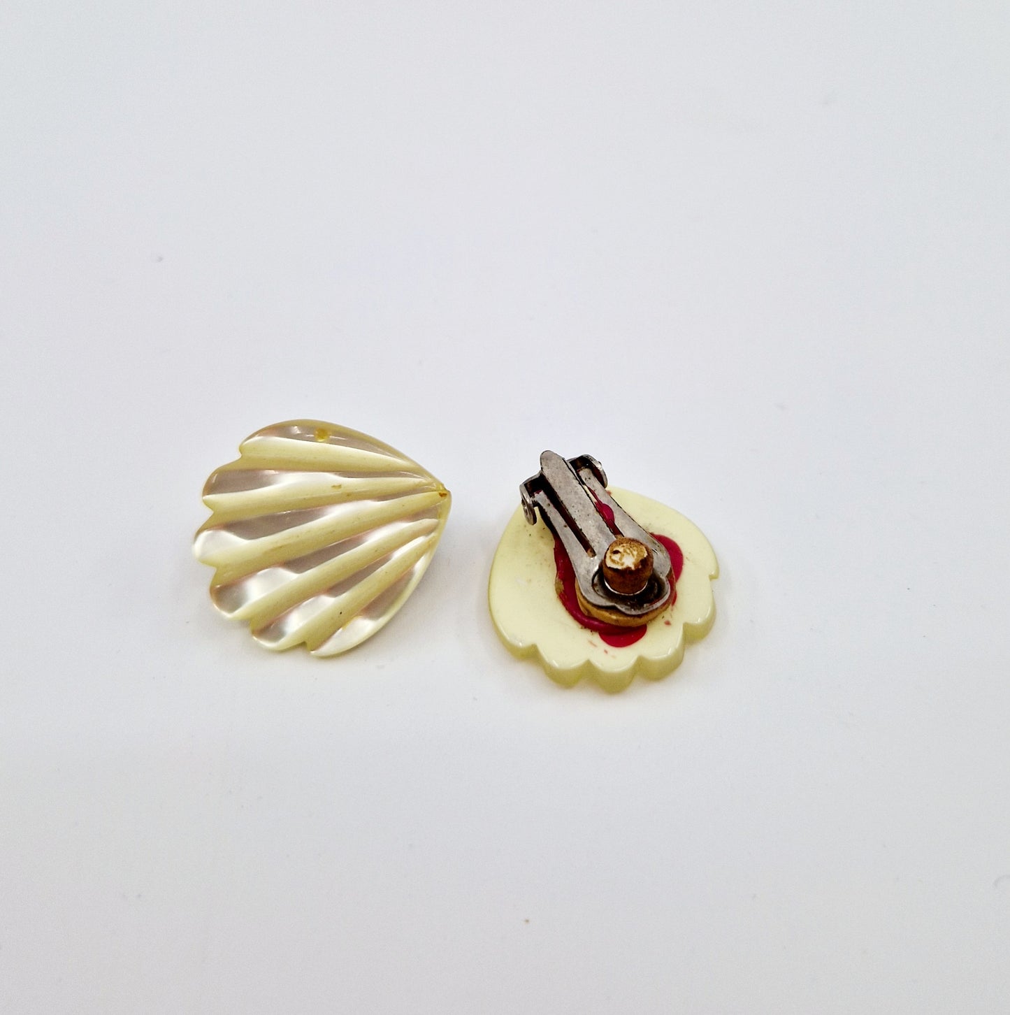 Einzigartige und nachhaltige Vintage Ohrringe, Muscheln. Unique and sustainable vintage earrings, shells. Front 2.