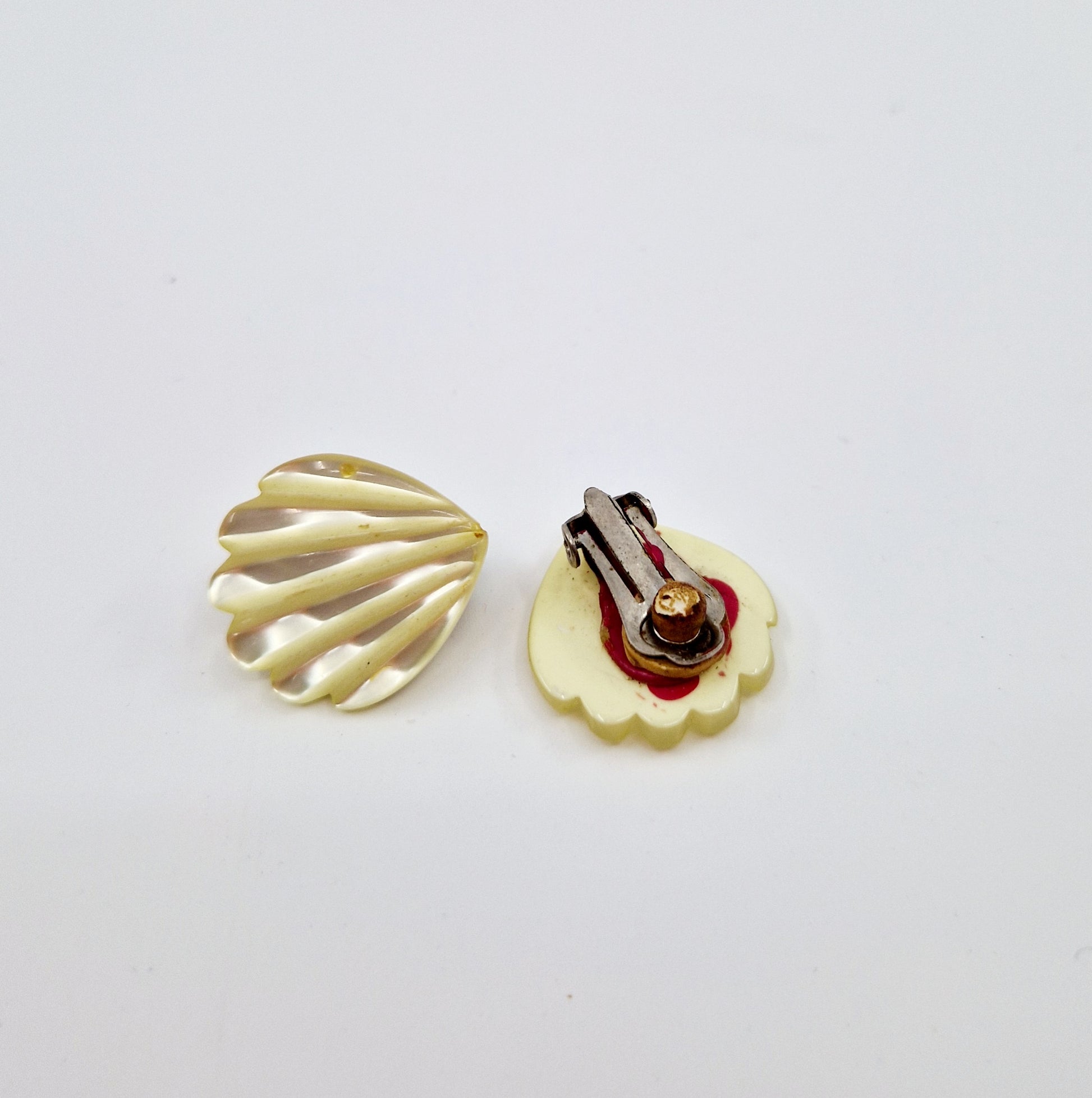 Einzigartige und nachhaltige Vintage Ohrringe, Muscheln. Unique and sustainable vintage earrings, shells. Front 2.