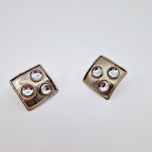 Einzigartige und nachhaltige Vintage Ohrringe in silber und viereckig. Unique and sustainable vintage earrings in silver and square. Front.